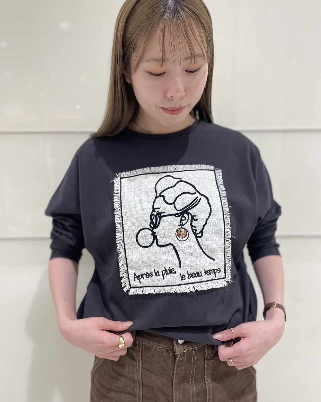 【美品】Koala Momo 長袖シャツ 絵画 アート 女の子のイラスト刺繍デザインが目を惹くロンT✨️ │パパス