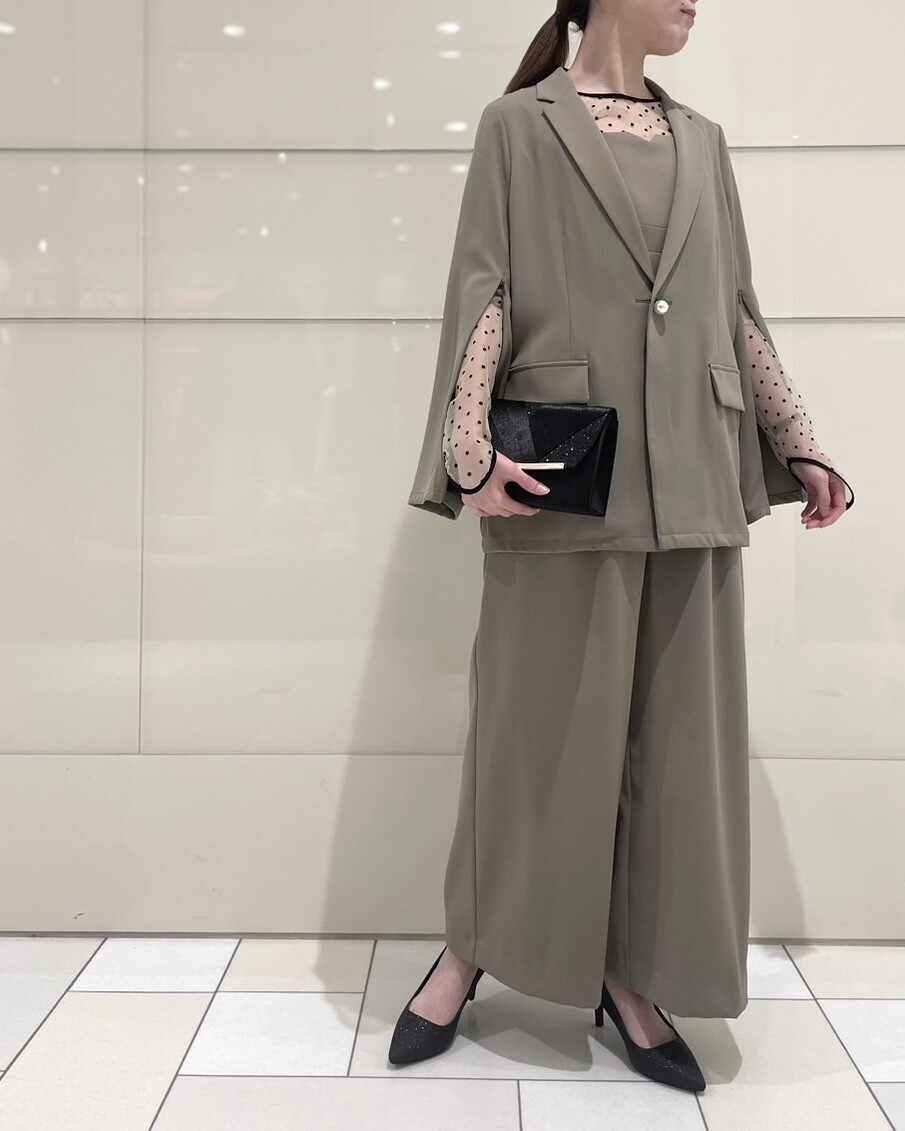 タイムレスなデザインが魅力のジャケットとオールインワンの