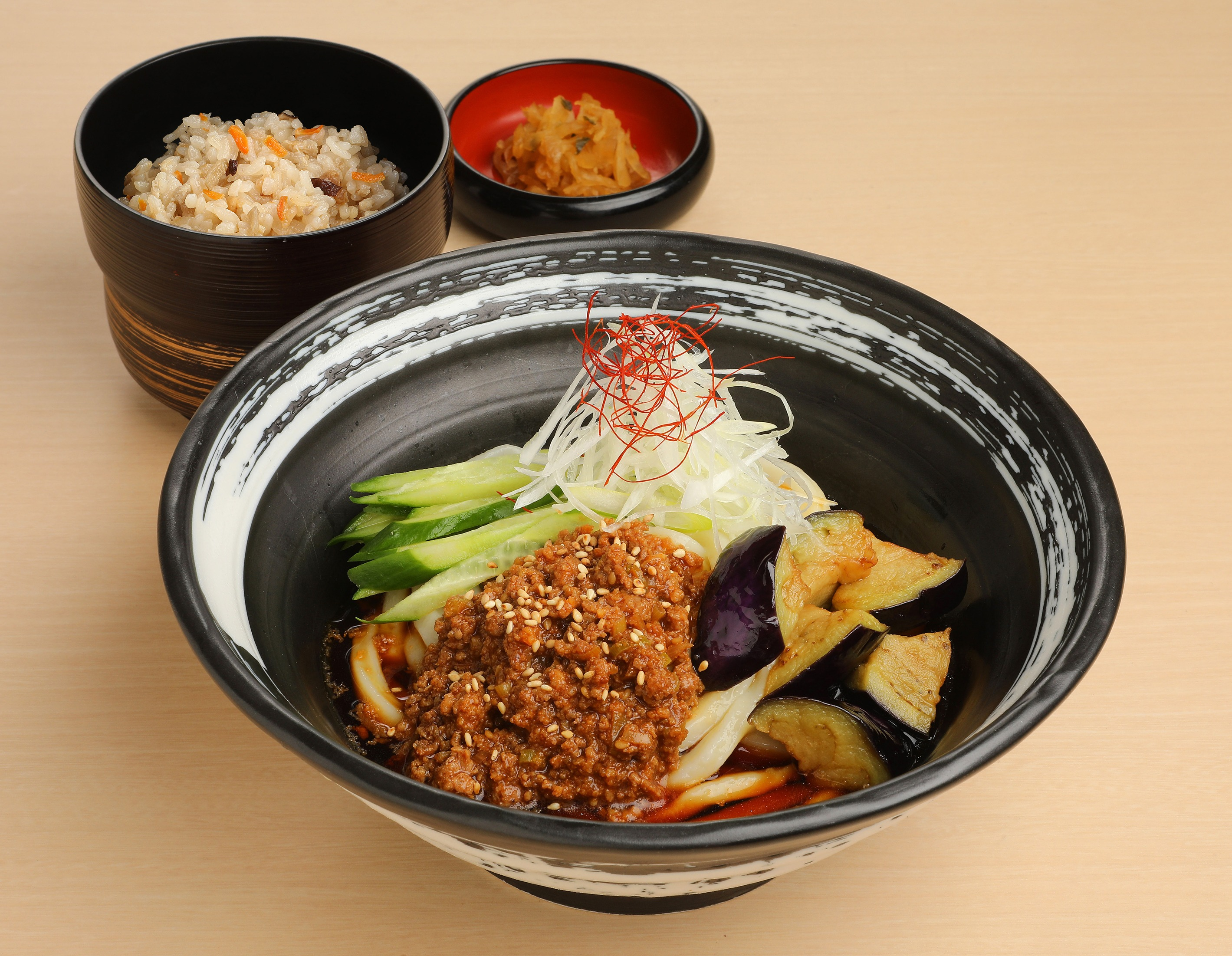 杵 杵屋 初夏メニューのご案内 揚げ茄子と肉味噌のピリ辛冷しうどん