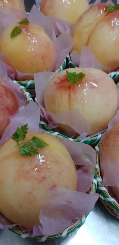 大好評！桃のタルト販売中♪