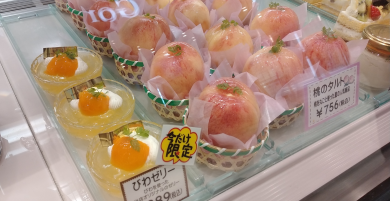 大好評！桃のタルト販売中♪