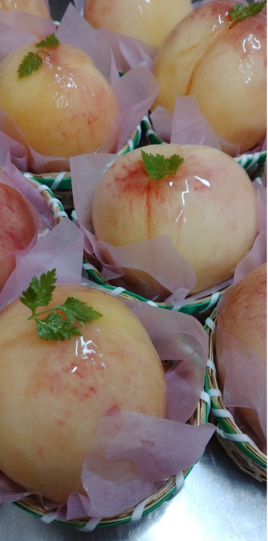 季節限定！桃のタルト販売中♪