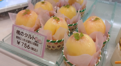 季節限定！桃のタルト販売中♪