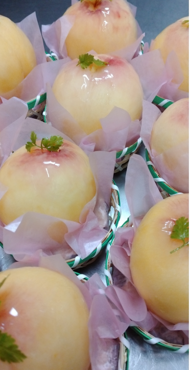 季節限定！桃のタルト販売中♪
