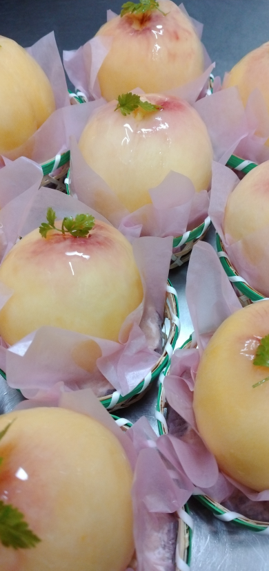 大好評！桃のタルト販売中♪