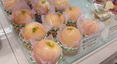 季節限定！桃のタルト販売中♪