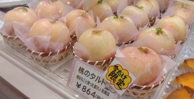 季節限定!桃のタルト絶賛販売中!