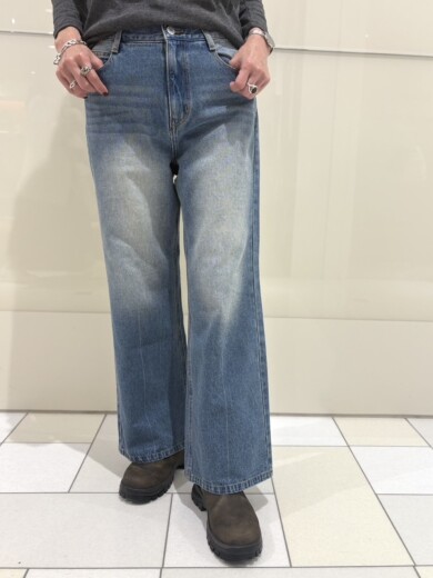 後ろのヒップポケットと裾のダメージがポイントのフレアデニム👖✨