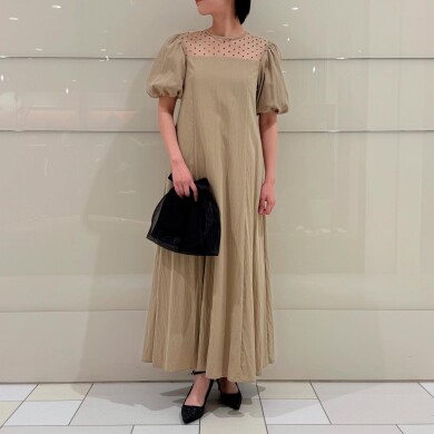 シンプルながら目を惹くワンピース✨