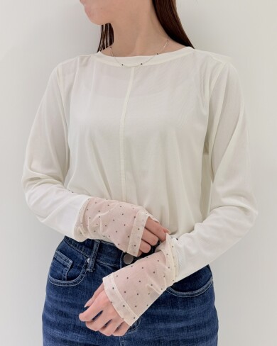 袖のチュール切り替えがアクセントになるトップス✨