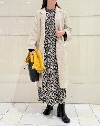 軽やかなワンピースにロングコートを合わせたキレイめコーディネート✨
