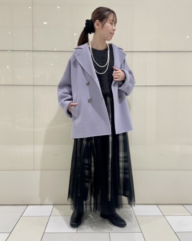 ブラックコーデにラベンダーカラーのコートで華やかさをプラスしたコーディネート💜