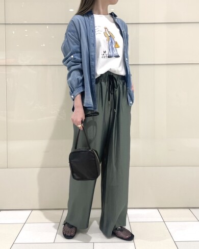 デニム風シャツ×シャイニーパンツで大人の休日コーデ♡