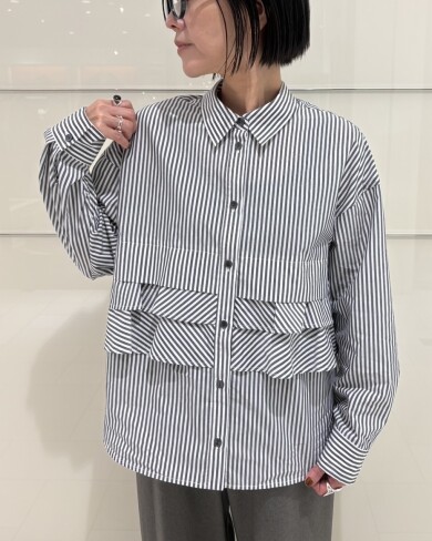 フロントのフリルデザインが目を惹くストライプシャツ✨️