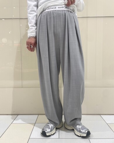 ウエスト部分のロゴデザインが目を惹くタックパンツ✨