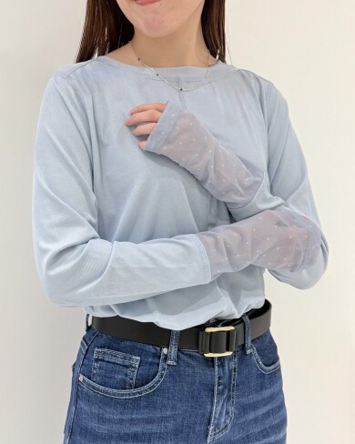 袖のチュール切り替えがアクセントになるトップス✨