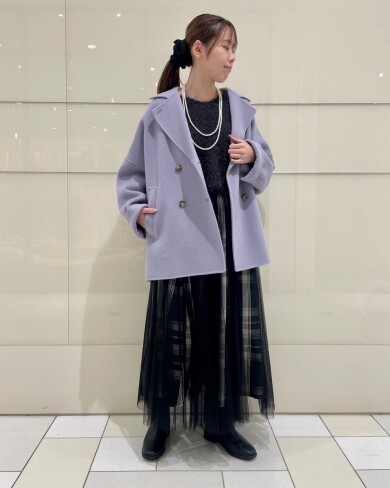 ブラックコーデにラベンダーカラーのコートで華やかさをプラスしたコーディネート💜