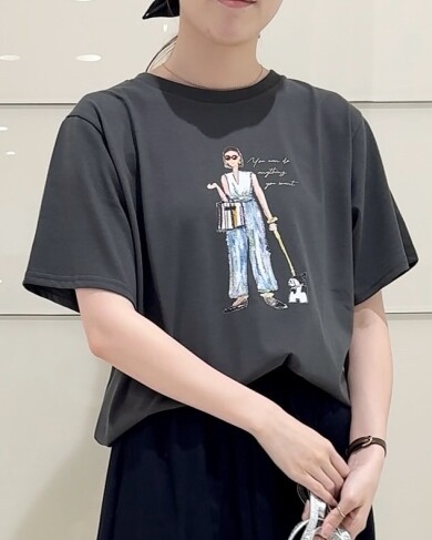 女の子柄のプリントが魅力のTシャツ✨️