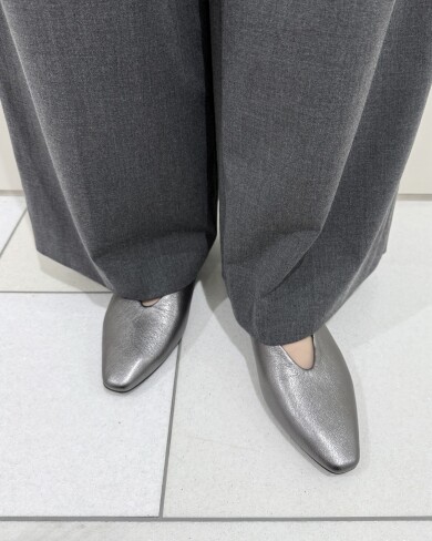 シーンを問わずに使えるレザーパンプス✨️