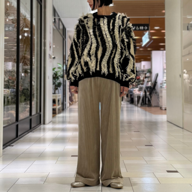 ひときわ目を引くシャギーニット🧶