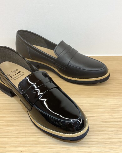 人気のコインローファーよりエナメルブラックカラーが再入荷👞✨️  