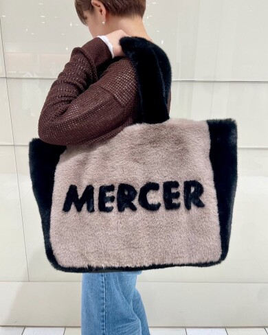 ふわふわのファーが目を惹く大容量トートバッグ♡