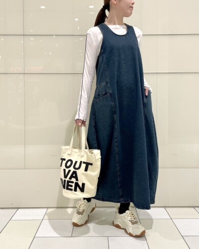 丸みのあるコクーンシルエットが特徴のデニムジャンスカ💙