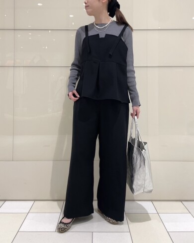 ペプラムデザインが目を惹くサロペット✨