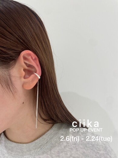 耳元にフィットするフォルムと2種類のチェーンが魅力のイヤーカフ✨️