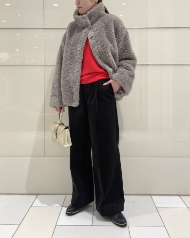 肌触りが滑らかで艶やかなフェイクファーブルゾン✨️