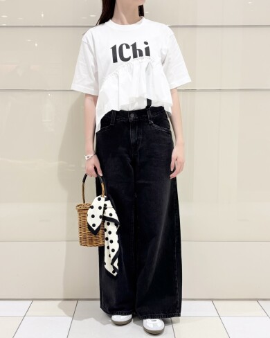 フリルが目を惹くロゴTシャツ♡