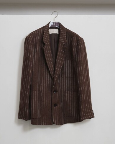 上質なリネン生地を使用し、ストライプ柄で仕上げたジャケットが入荷予定です✨