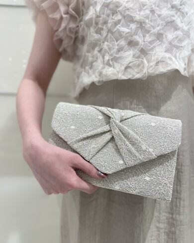 きらめくラメが華やかさを演出するパーティーバッグ✨️