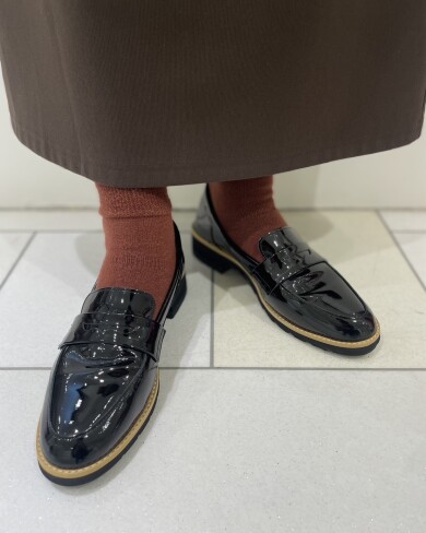 シンプルなデザインで使いやすいローファーが入荷しました✨️