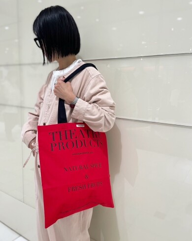 ビビットな赤が目を惹くトートバッグ❤️