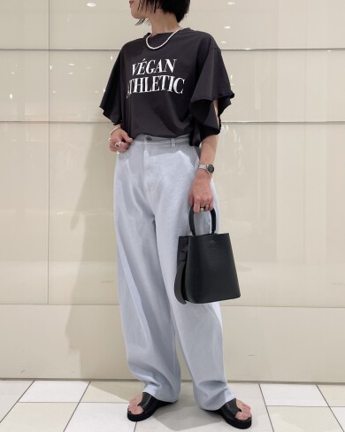 大人っぽい可愛さがあるフリルTシャツ🩵
