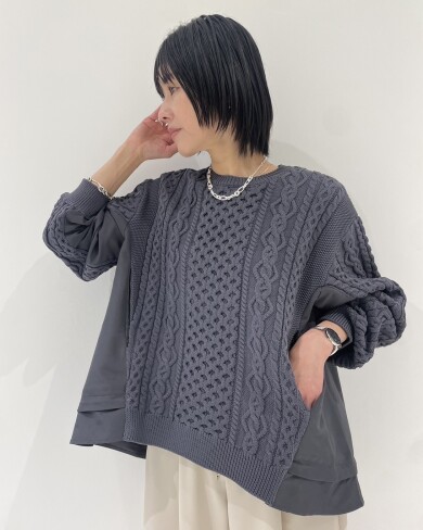 ケーブル編みと異素材切り替えデザインが目を惹くニットプルオーバー✨
