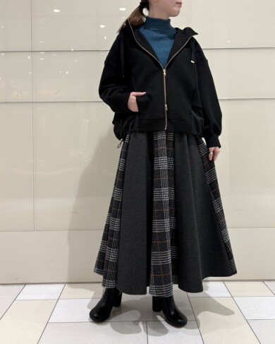 無地とチェック柄の切替デザインが目を惹くフレアスカート✨️