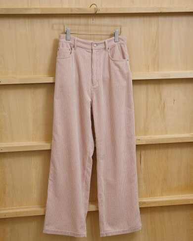 国内生地を使用した、太めの縦ラインが特徴のコーデュロイパンツ✨️