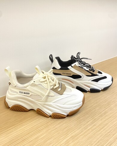 洗練された厚底が目を惹くスタイリッシュなスニーカー✨