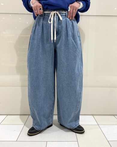 履くだけでオシャレ♪立体感のあるカーブデニムパンツ👖✨