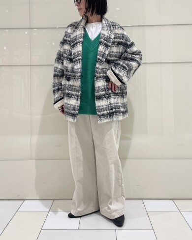 カラーニット×コーデュロイパンツでカジュアルコーデ✨️