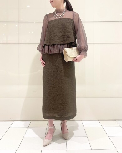 チュールとペプラムデザインが組み合わさったIラインドレス✨