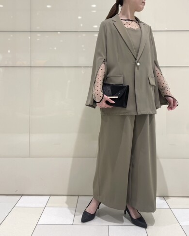 タイムレスなデザインが魅力のジャケットとオールインワンのセットアップドレス✨️