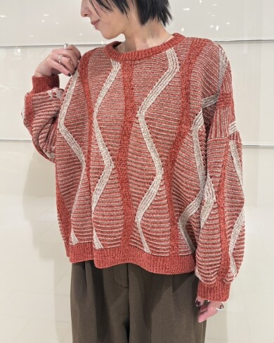 ウェーブ柄が目を惹くニットが、新色含めて再入荷✨️