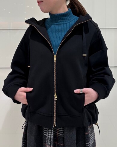 ダンボール生地に異素材切替デザインが特徴のフーディーブルゾン✨️