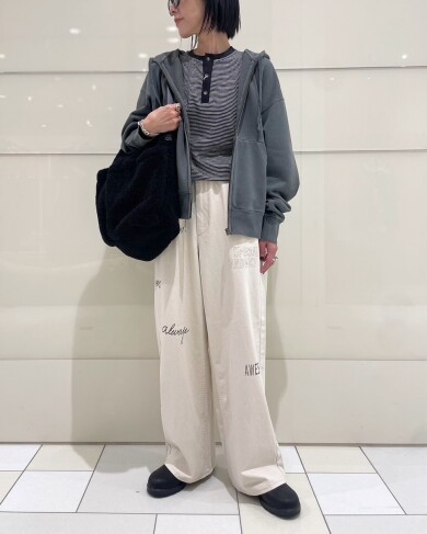 パーカー×ロゴ入りチノパンでカジュアルコーデ✨️