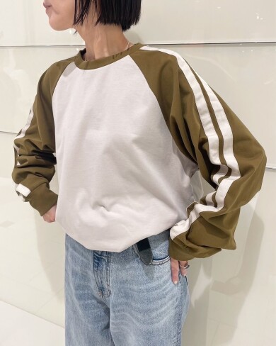 袖ラインが目を惹くラグラントップス✨️