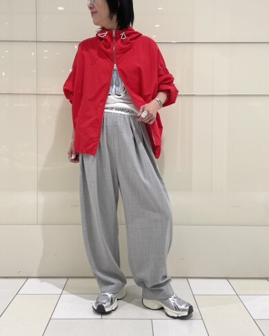 鮮やかなレッドが目を惹くフード付きジップアップブルゾン❤️