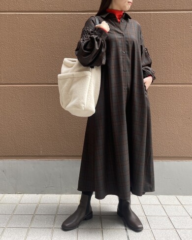 肩のスモッキングデザインが魅力のチェックワンピース👗✨️